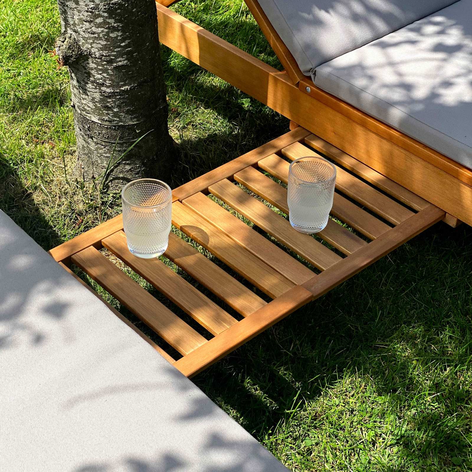 Lot de 2 bains de soleil avec coussin et tablette en bois d'eucalyptus