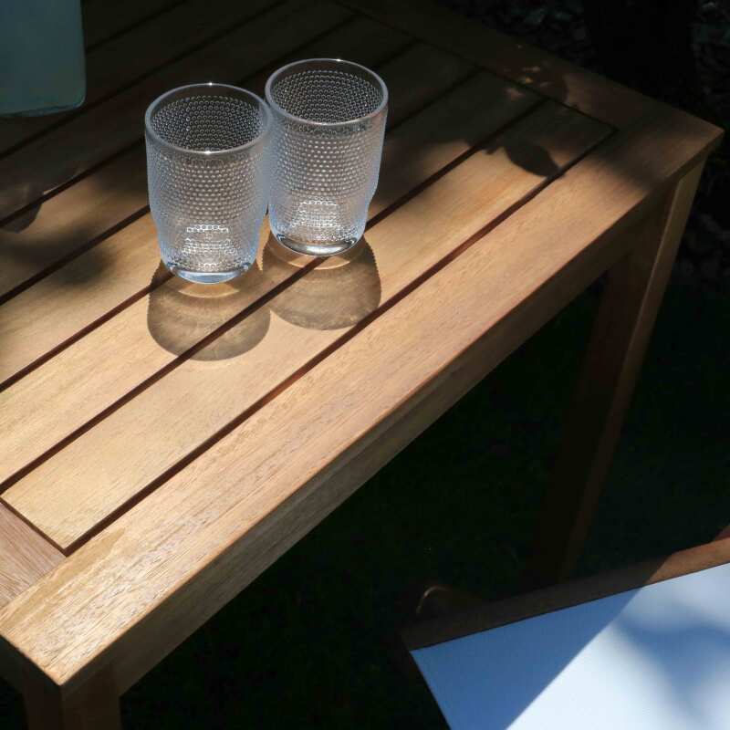 Table bistrot carrée (70 x 70 x 76 cm) en bois d'eucalyptus