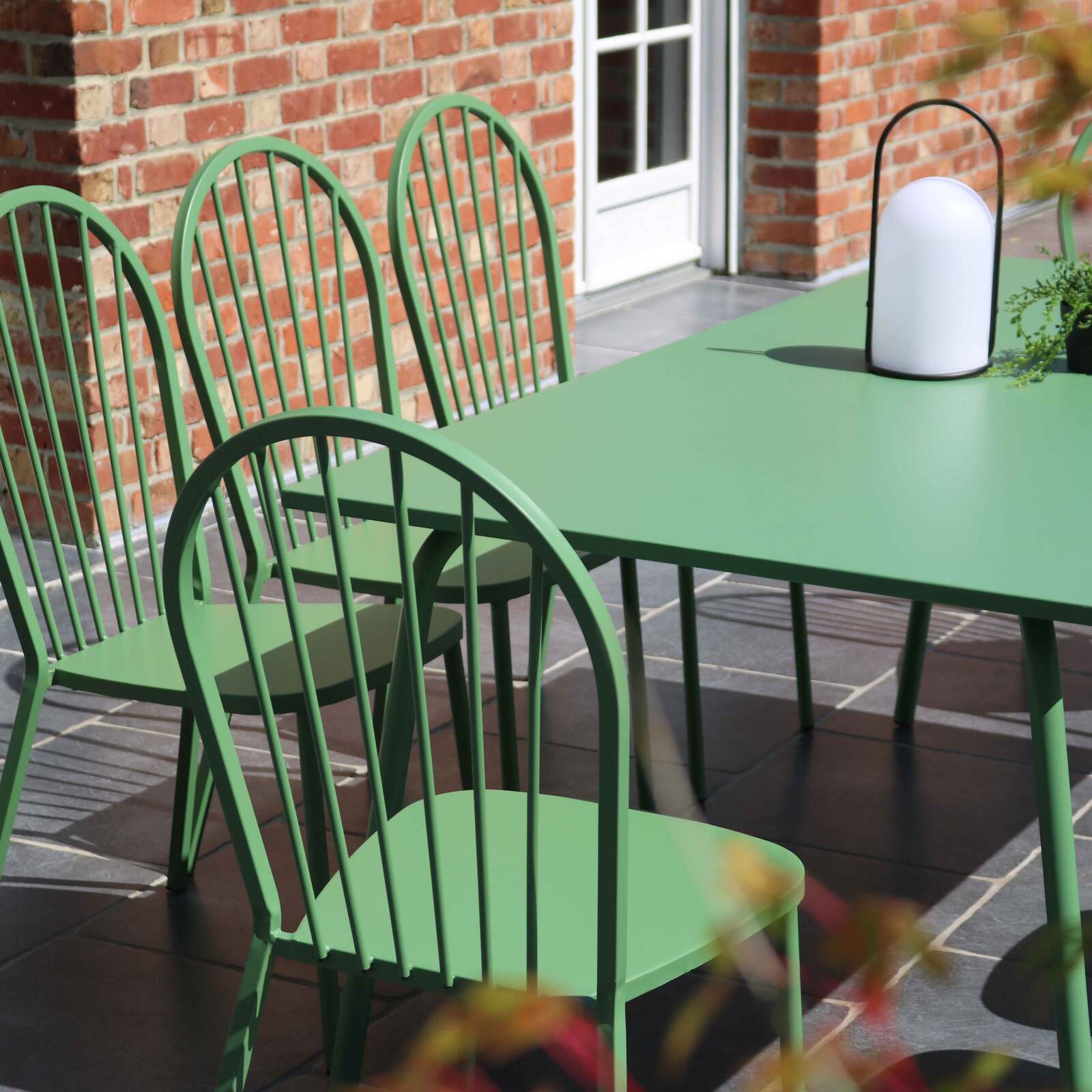 Table de jardin rectangulaire 180 x 90cm et 8 chaises bistrot en métal