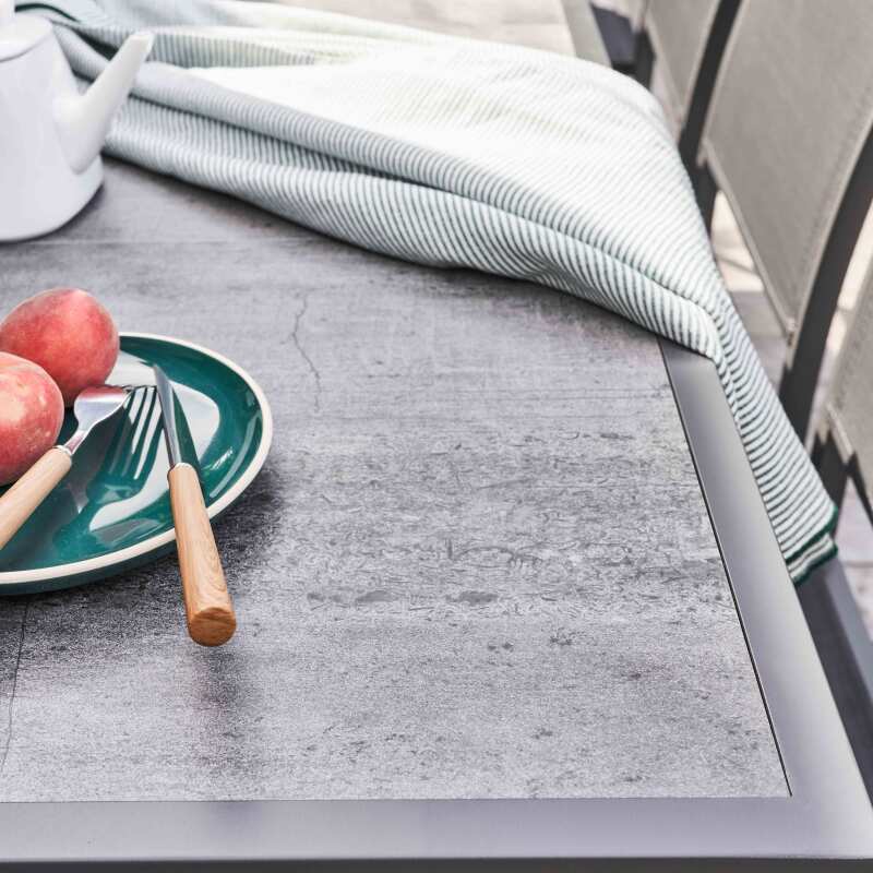 Table de jardin rectangulaire en céramique effet béton ciré 230 x 95 cm avec 8 chaises et 2 chaises avec accoudoirs