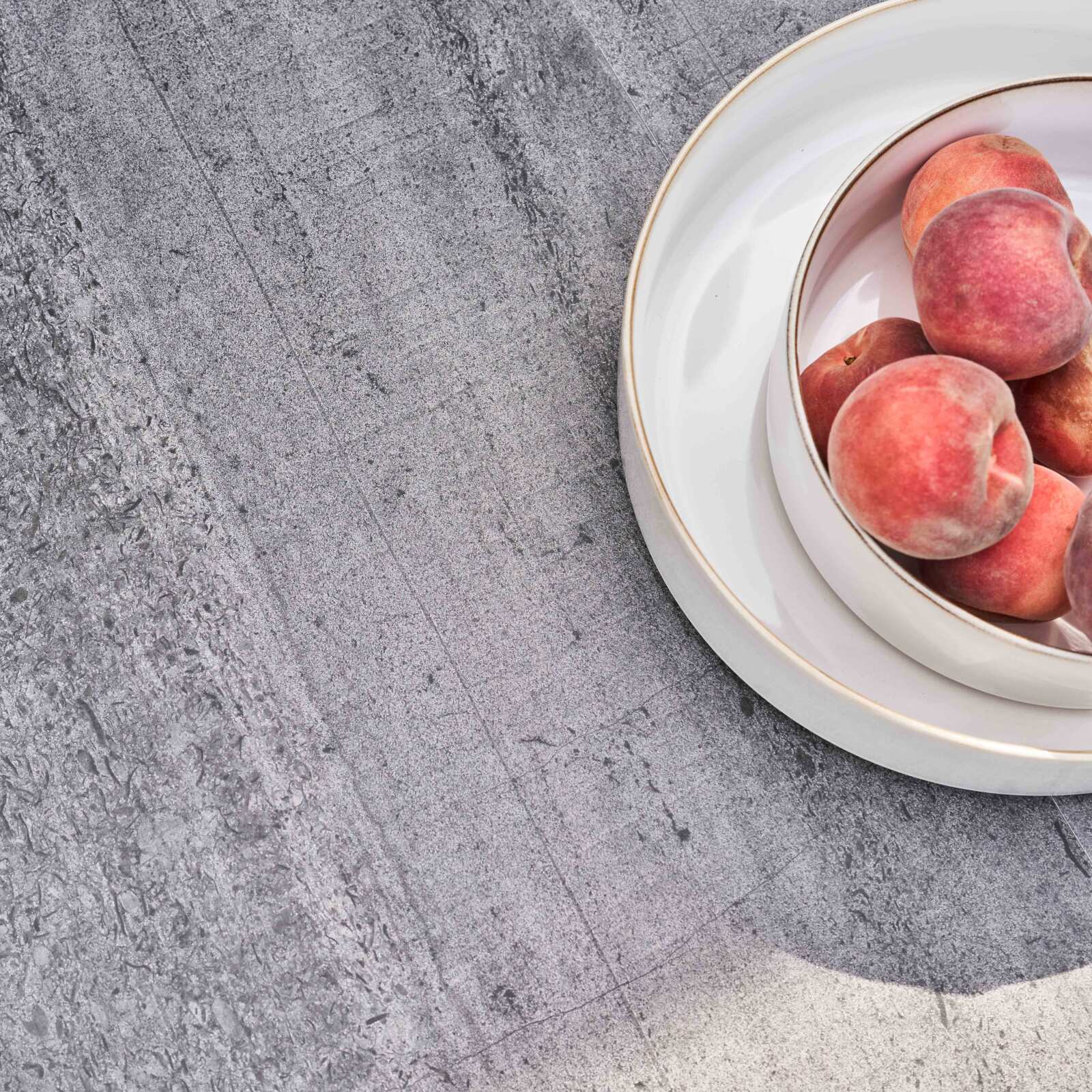 Table de jardin rectangulaire en céramique effet béton ciré 230 x 95 cm avec 8 chaises et 2 chaises avec accoudoirs