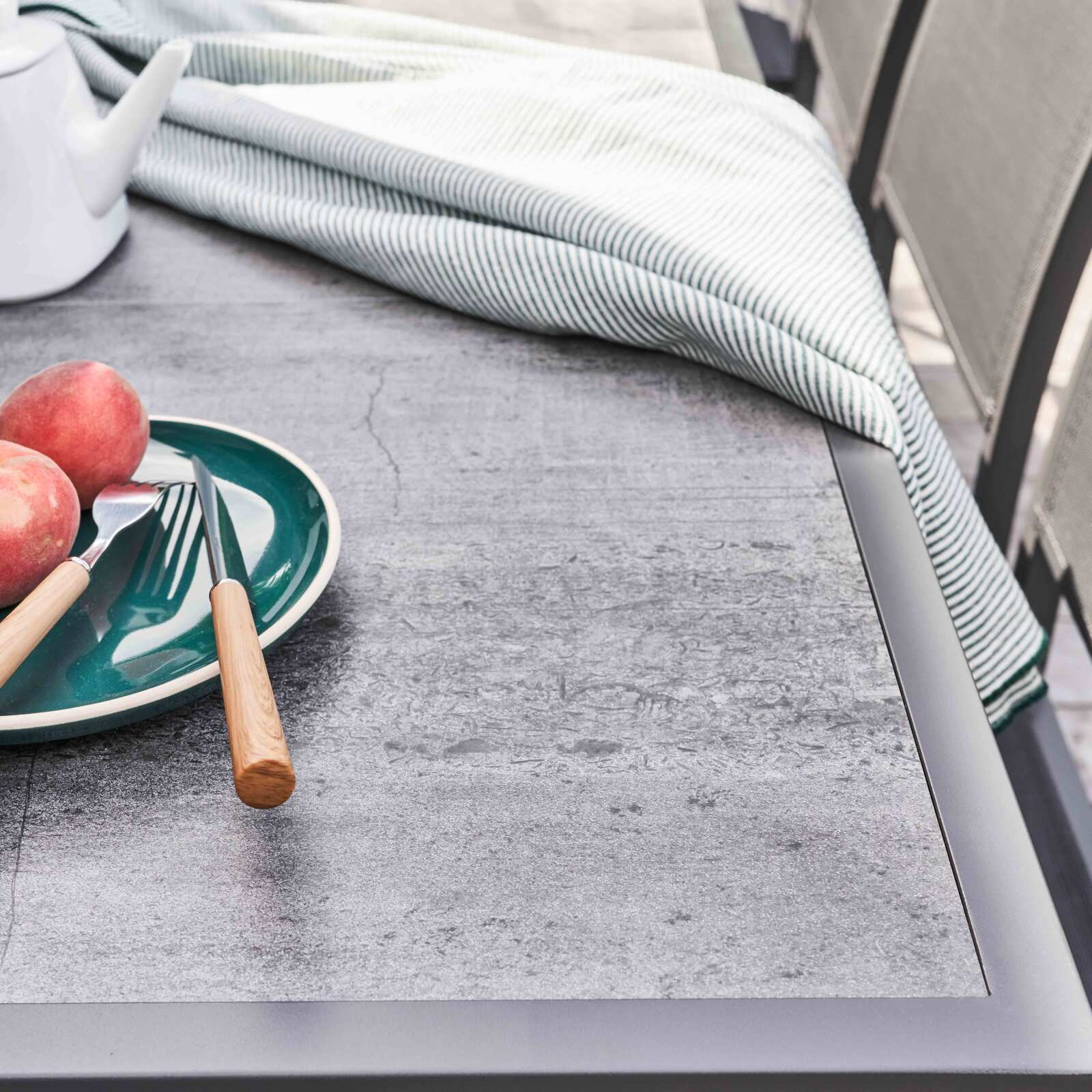 Table de jardin plateau en céramique effet béton (185 x 95 x 74 cm)