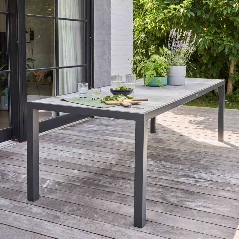 Table de jardin 230 x 95 cm en céramique effet bois grisé + 8 chaises et 2 chaises avec accoudoirs