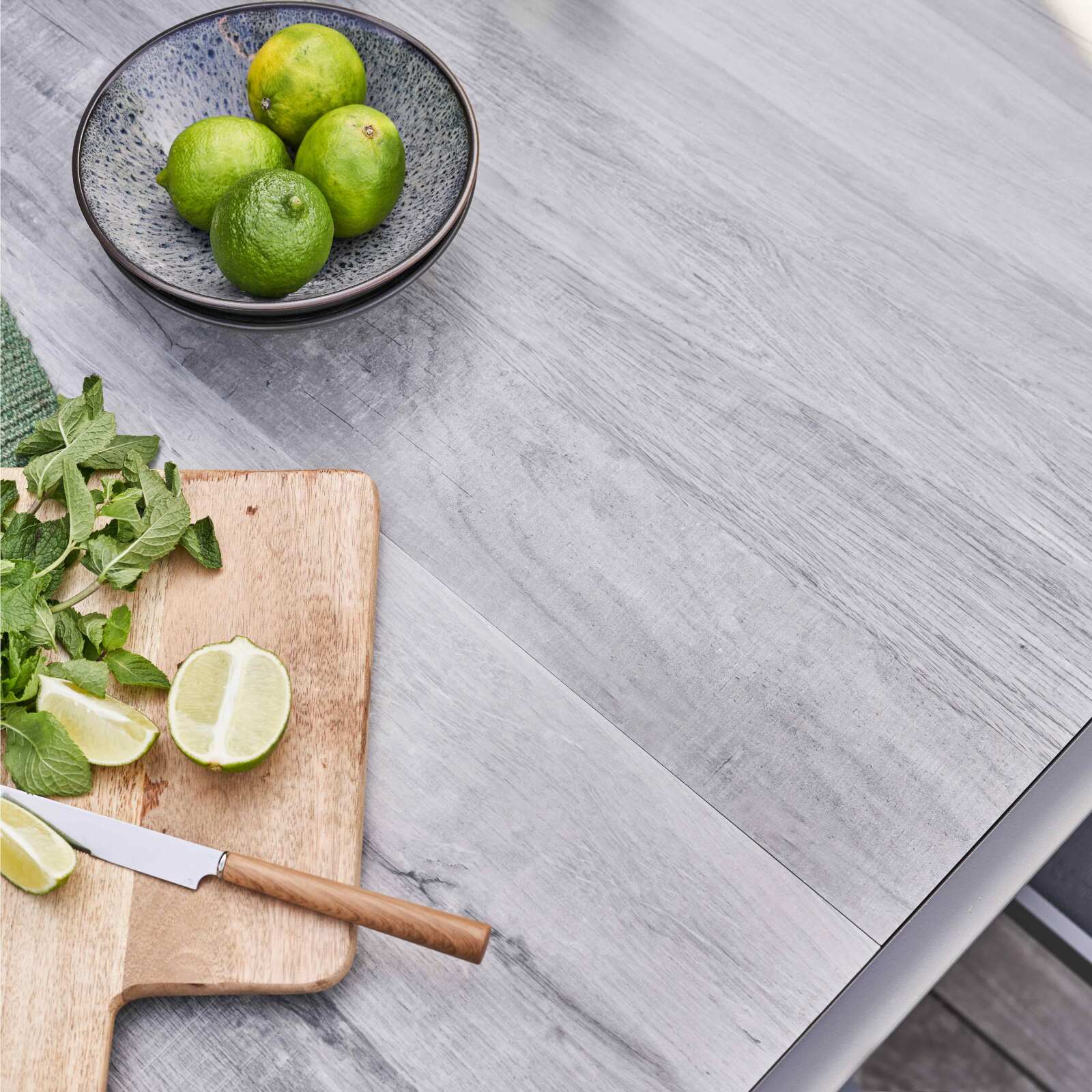 Table de jardin 230 x 95 cm en céramique effet bois grisé + 8 chaises et 2 chaises avec accoudoirs