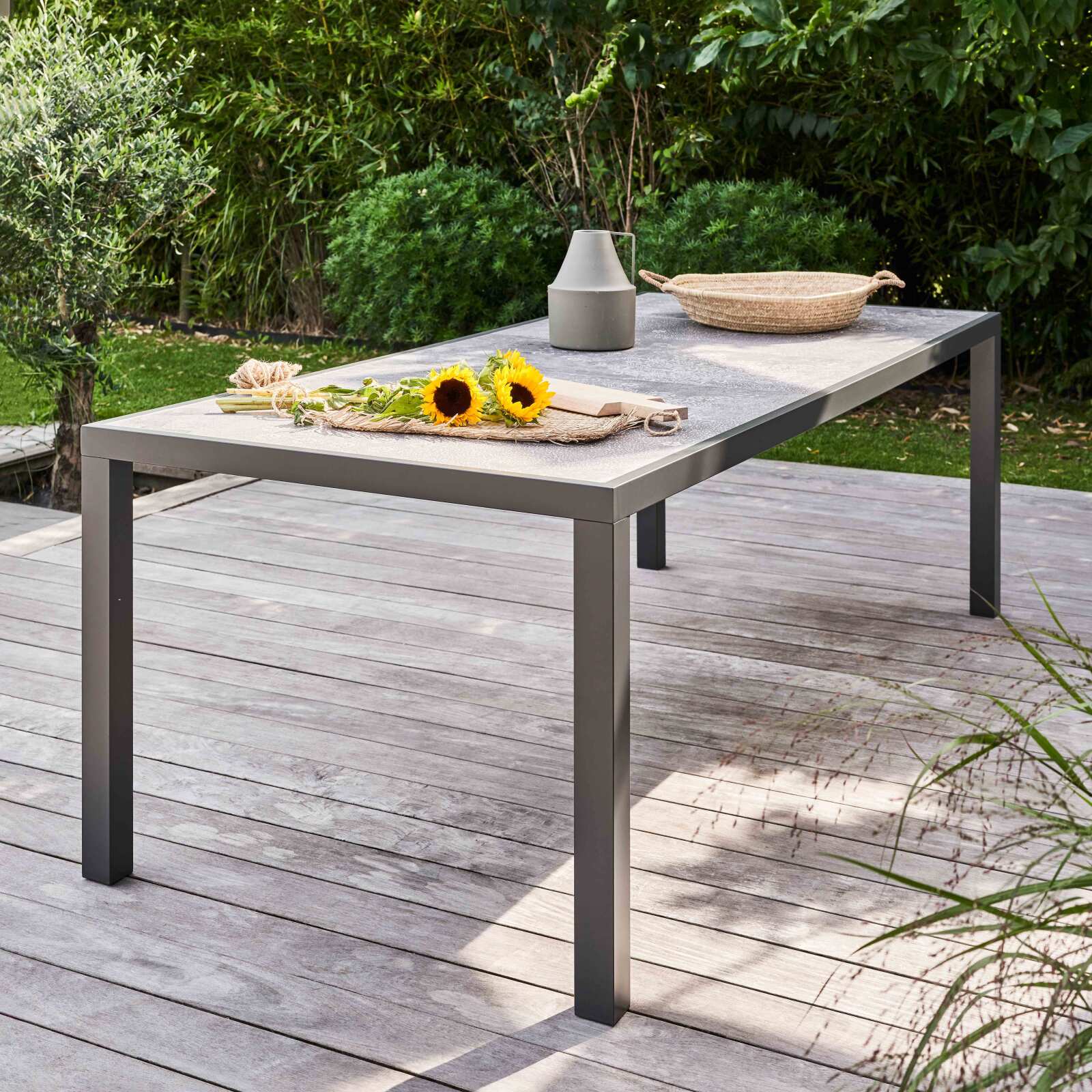 Table de jardin en céramique effet stamp 230 x 95 cm avec 8 chaises et 2 chaises avec accoudoirs