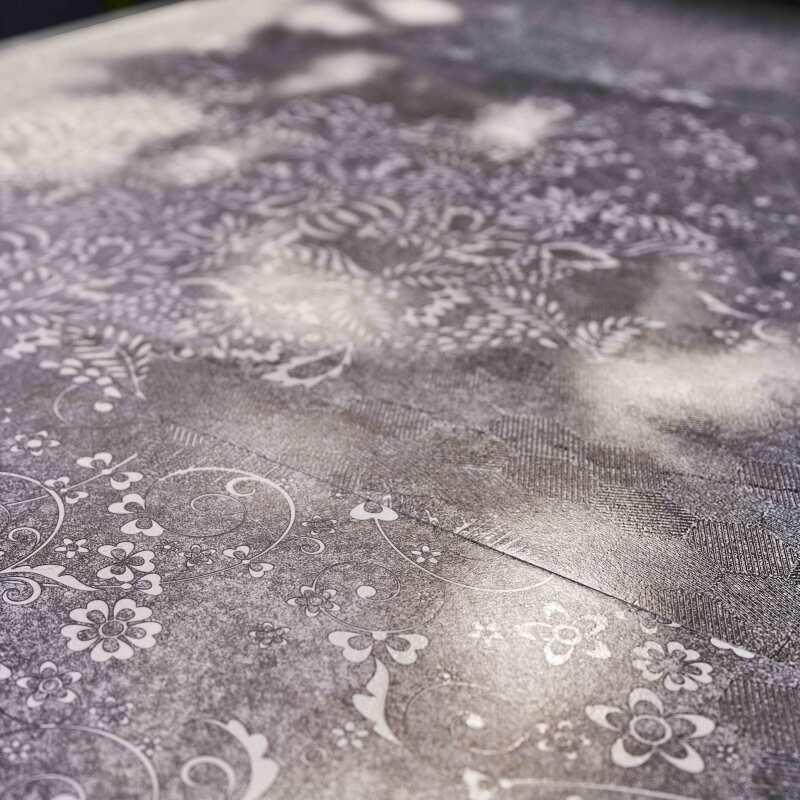 Table de jardin en céramique effet stamp 230 x 95 cm avec 8 chaises et 2 chaises avec accoudoirs