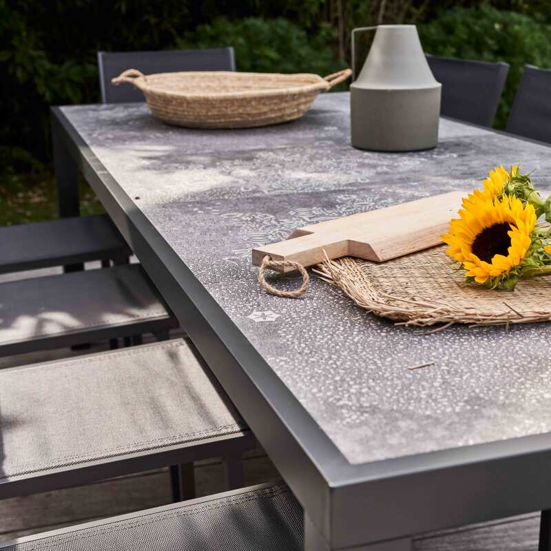 Table de jardin en céramique effet stamp 230 x 95 cm avec 8 chaises et 2 chaises avec accoudoirs