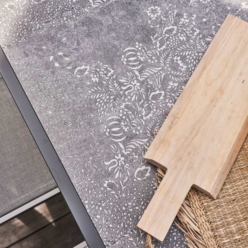 Table de jardin en céramique effet stamp 230 x 95 cm avec 8 chaises et 2 chaises avec accoudoirs