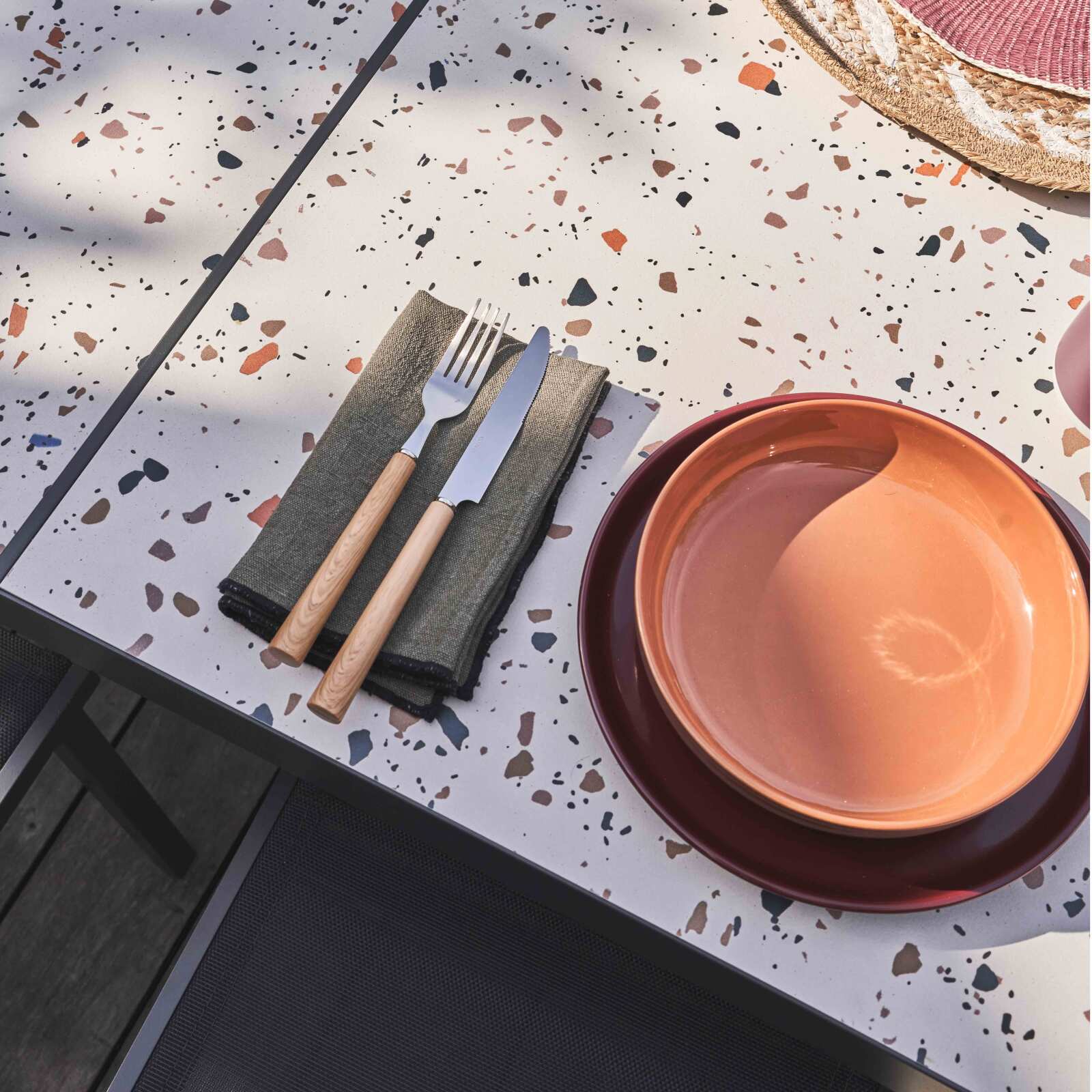 Table de jardin en céramique effet terrazzo (182 x 121 x 74 cm)