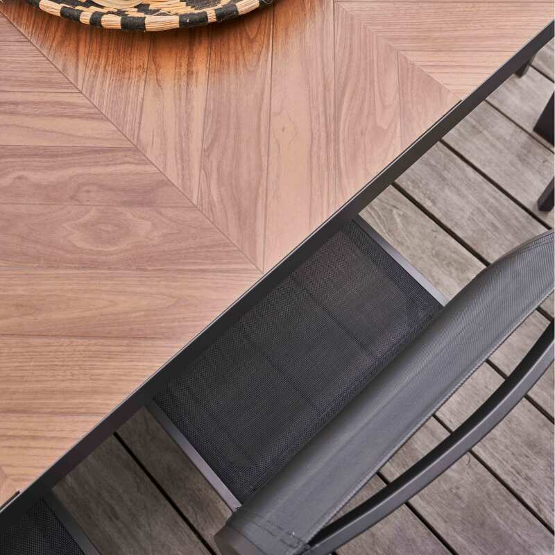 Table de jardin en céramique effet bois chevron (241 x 121 x 74 cm)