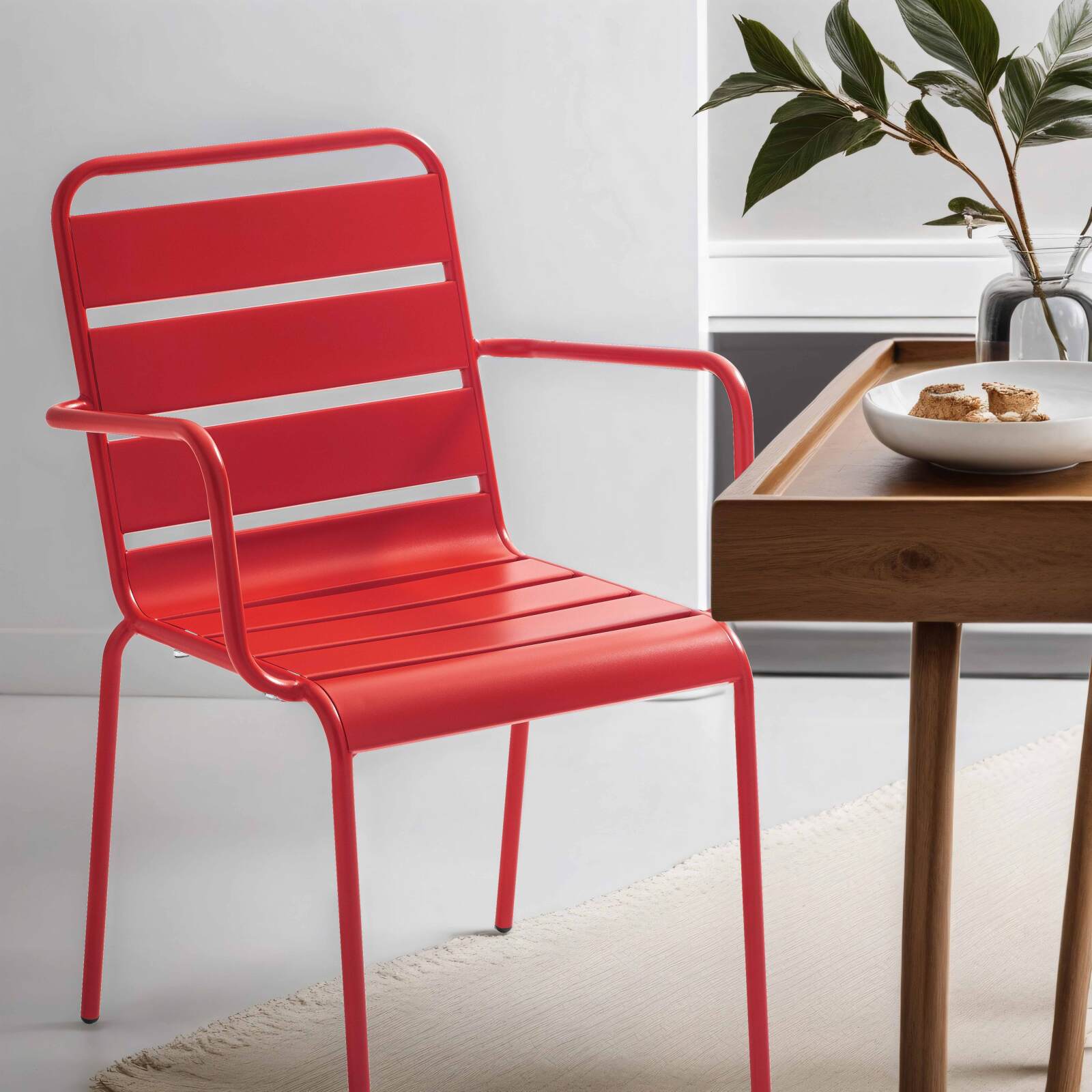 Chaise en métal avec accoudoirs style industriel