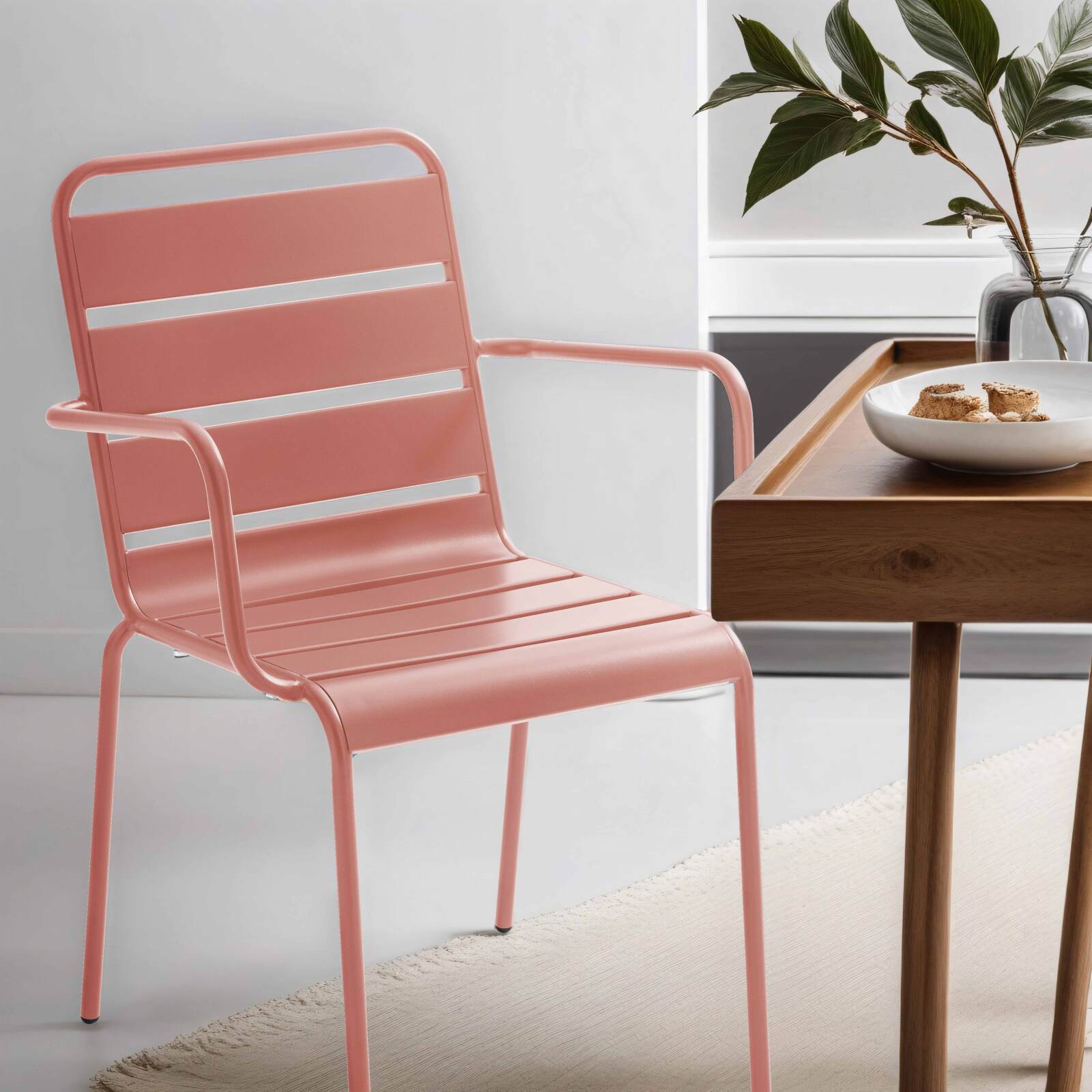 Chaise en métal avec accoudoirs style industriel