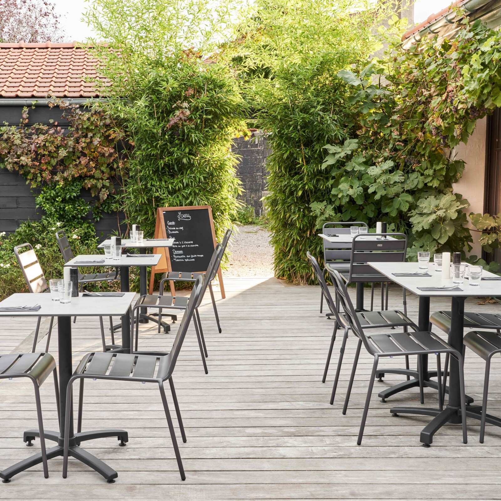 Table de jardin carrée 70 x 70 cm inclinable en HPL