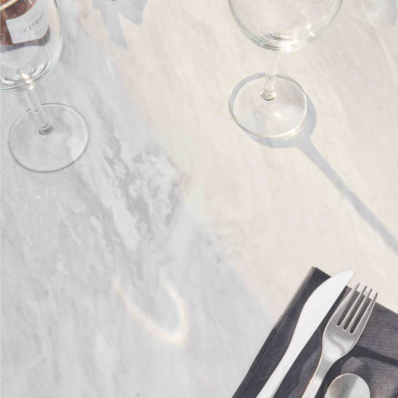 Table de jardin carrée 60 x 60 cm avec pied blanc inclinable en HPL