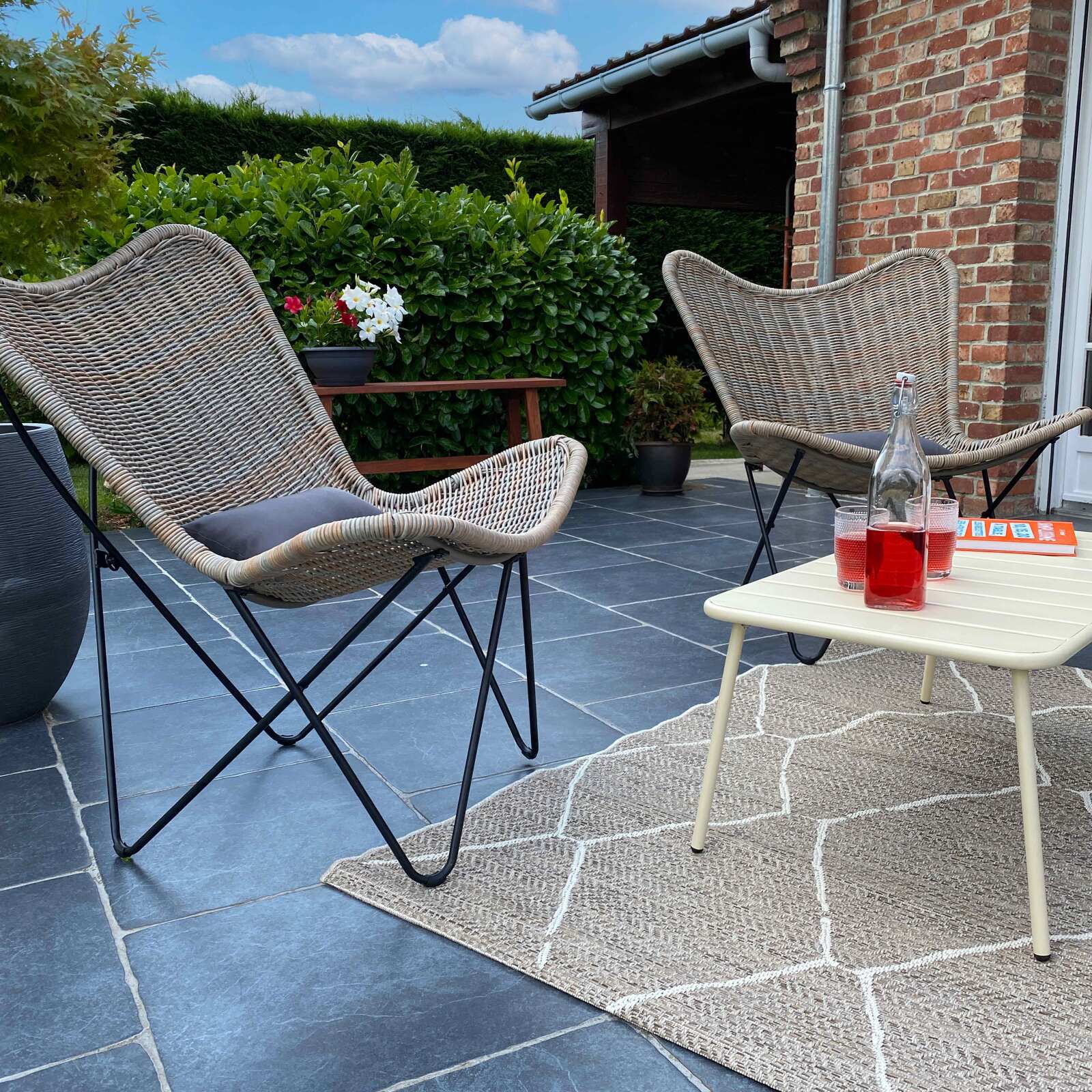 Lot de 2 chaises de jardin en résine tressée et une table basse