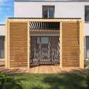 Pergola bioclimatique adossée 3 x 4 m en aluminium décor bois avec 1, 2 ou 3 claustras