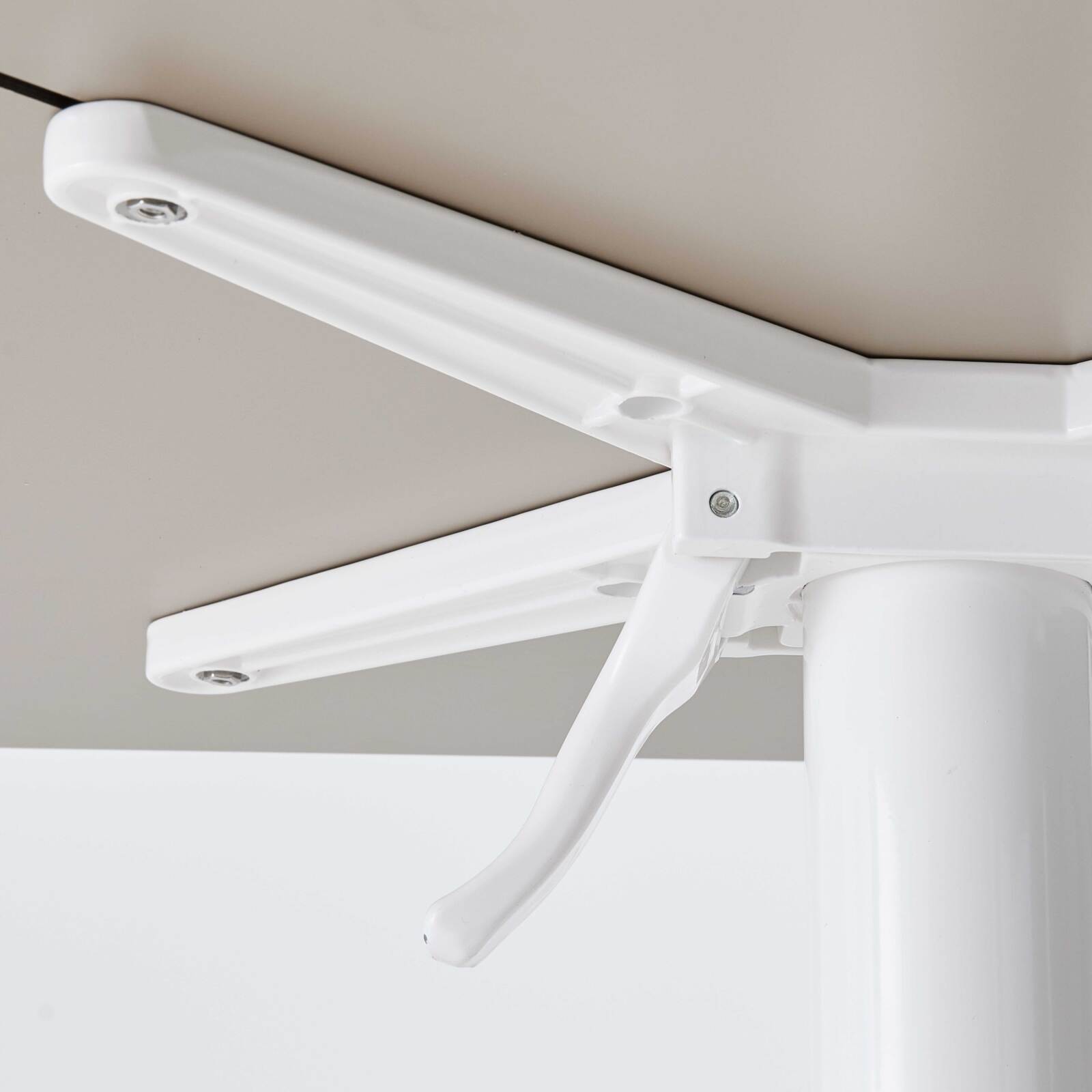 Table 70x70 cm inclinable stratifiée avec pied blanc et chaises en métal