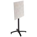 Table haute 60x60 cm inclinable stratifiée avec pied noir et chaises en métal