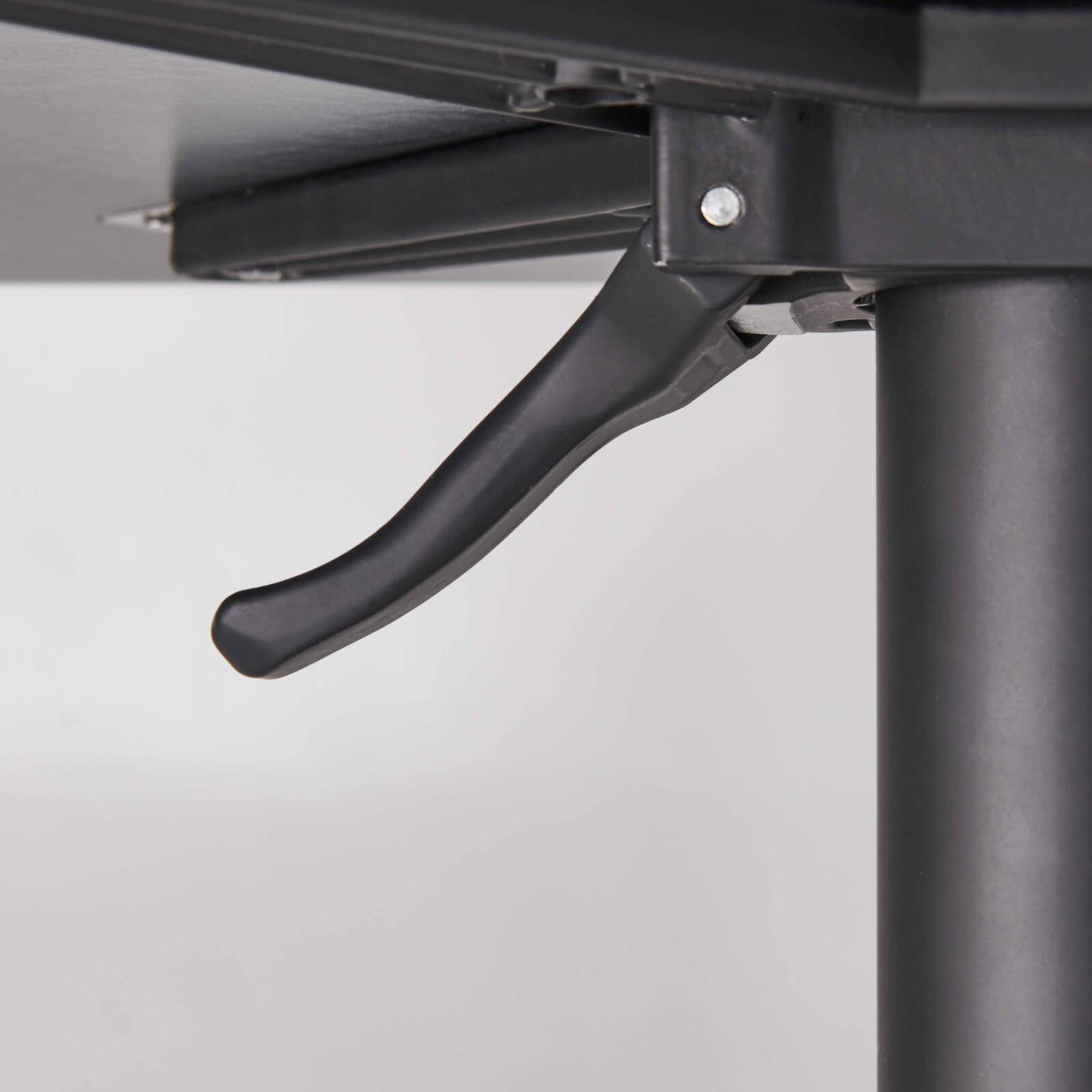 Table haute 60x60 cm inclinable stratifiée avec pied noir et chaises en métal