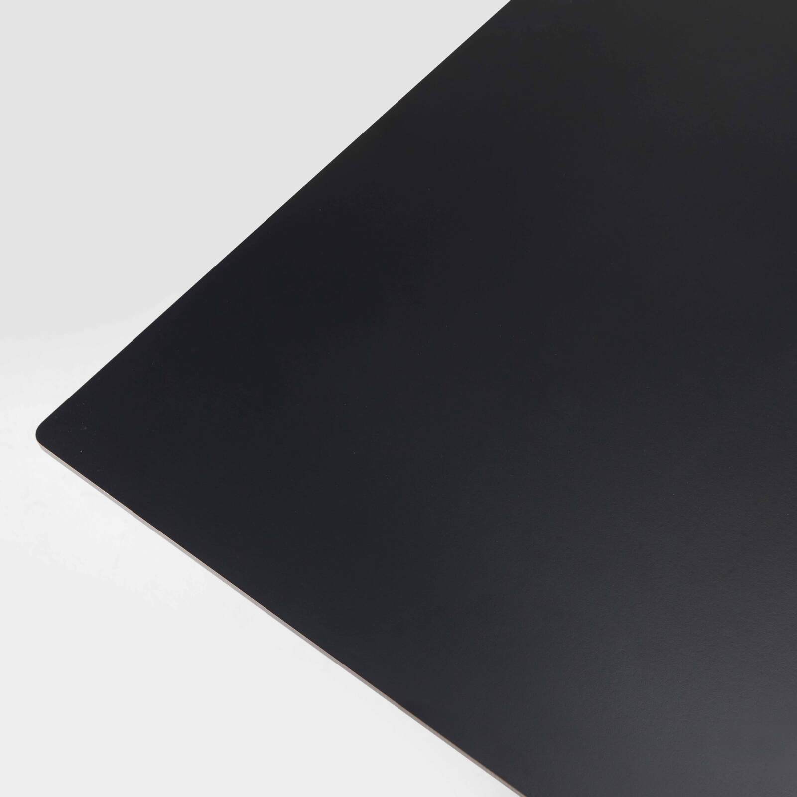 Table haute 60x60 cm inclinable stratifiée avec pied noir et chaises en métal