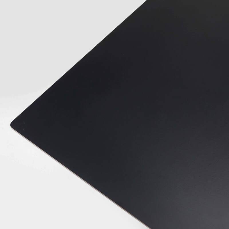 Table haute 60x60 cm inclinable stratifiée avec pied noir et chaises en métal