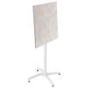 Table haute 60x60 cm inclinable stratifiée avec pied blanc et chaises en métal