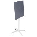 Table haute 60x60 cm inclinable stratifiée avec pied blanc et chaises en métal