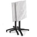 Table 70x70 cm inclinable stratifiée avec pied noir et chaises en métal