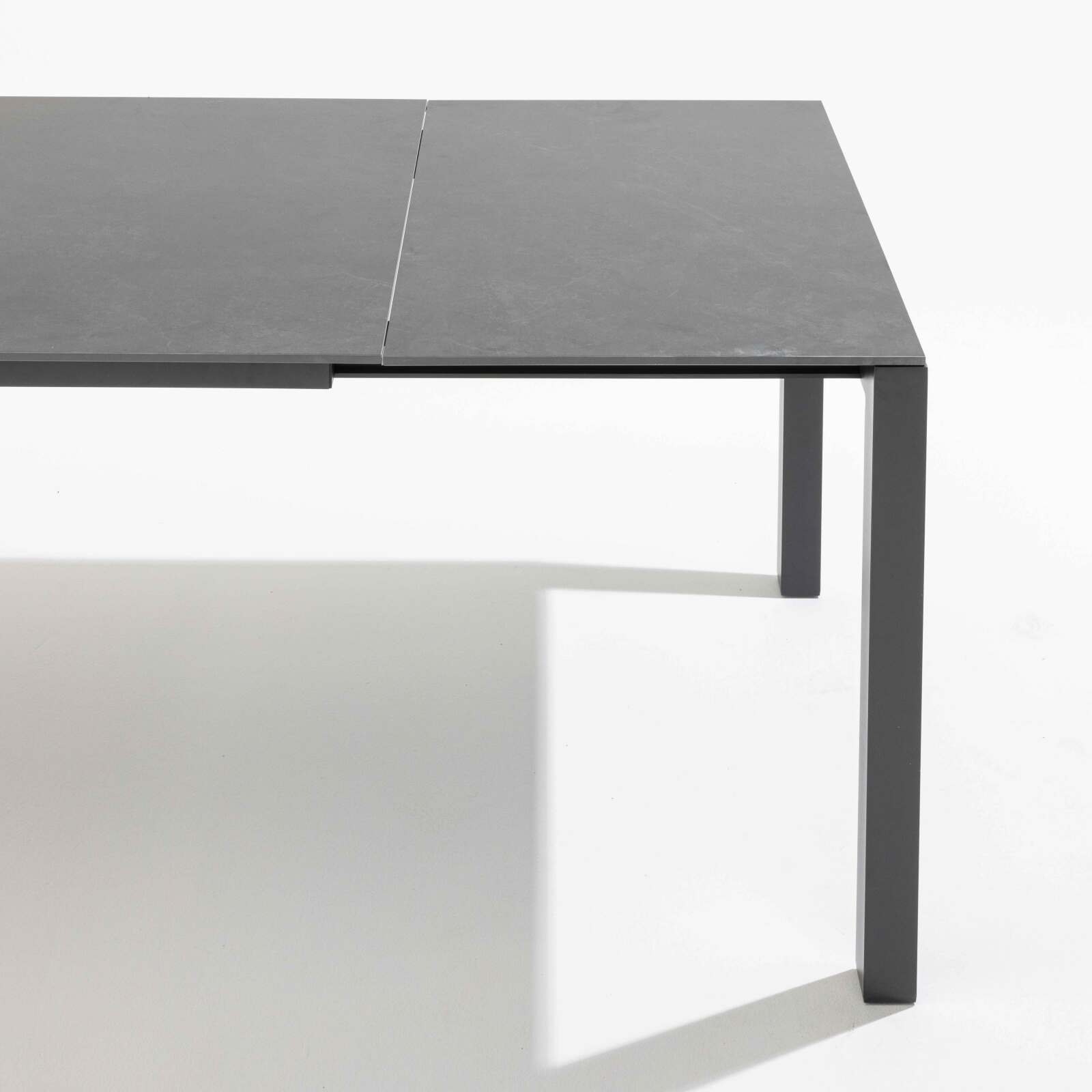 Table de jardin extensible en aluminium et pierre avec 8 chaises sans accoudoirs et 2 chaises avec accoudoirs