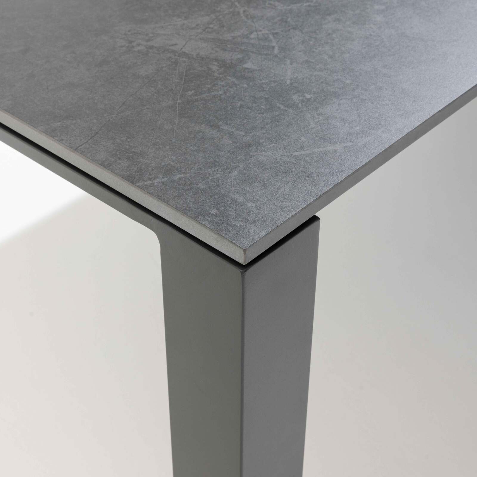 Table de jardin rectangulaire extensible (180/240 x 90 x 75 cm) en aluminium et pierre gris anthracite