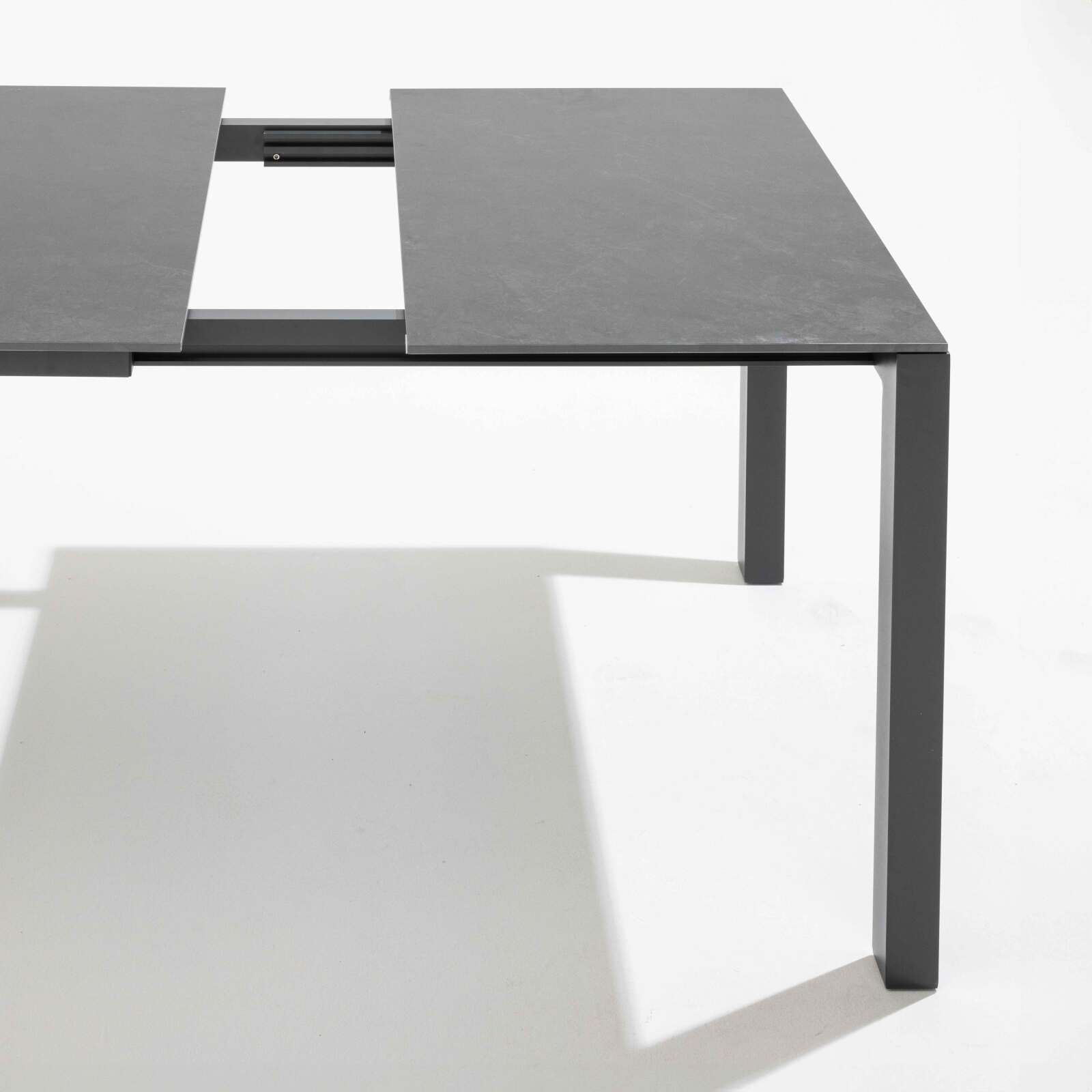 Table de jardin rectangulaire extensible (180/240 x 90 x 75 cm) en aluminium et pierre gris anthracite