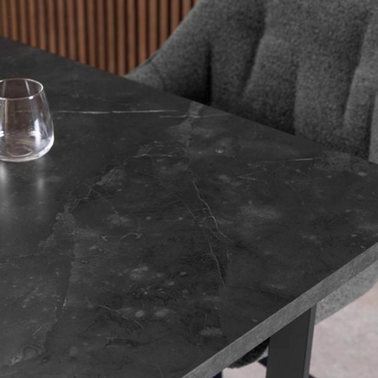 Table à manger extensible en acier et MDF effet marbre noir - 6 à 8 personnes