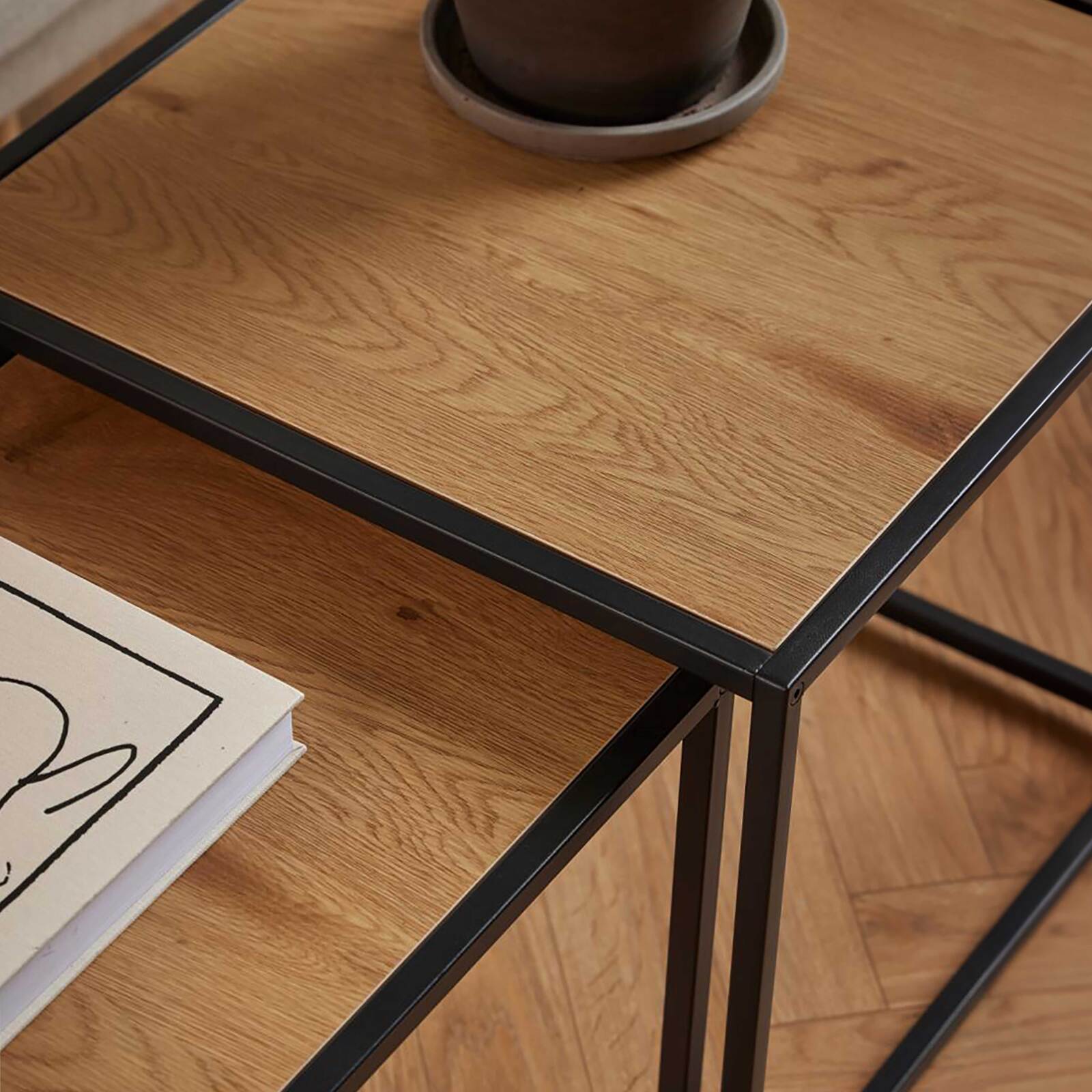 Tables gigognes carrées en acier et MDF effet chêne