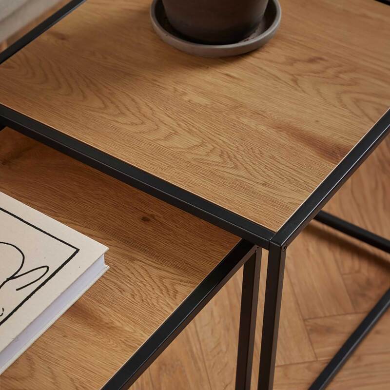 Tables gigognes carrées en acier et MDF effet chêne