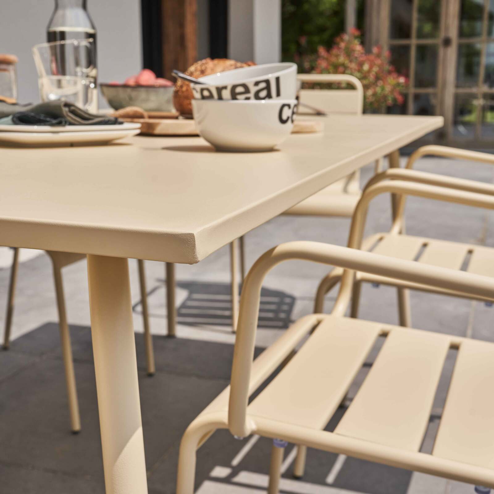 Table de jardin rectangulaire 180 x 90 cm et 6 chaises avec accoudoirs en métal