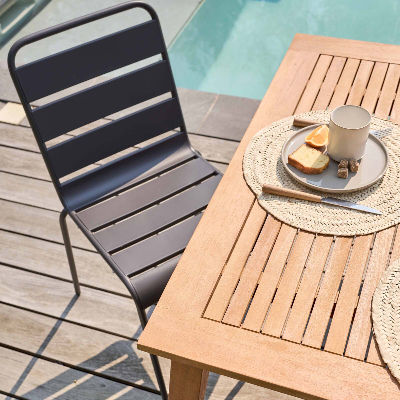 Table de jardin extensible rectangulaire en bois FSC®  et 6 chaises en métal