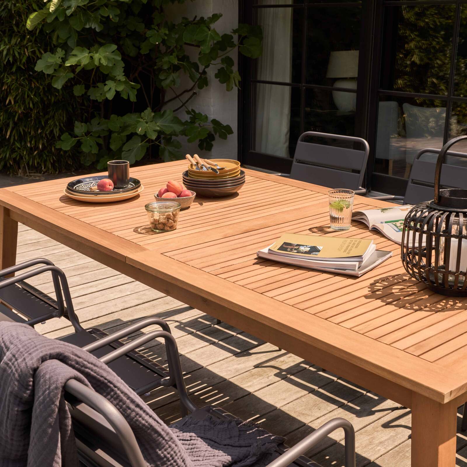 Table de jardin en bois exotique FSC®  + 6 fauteuils en acier