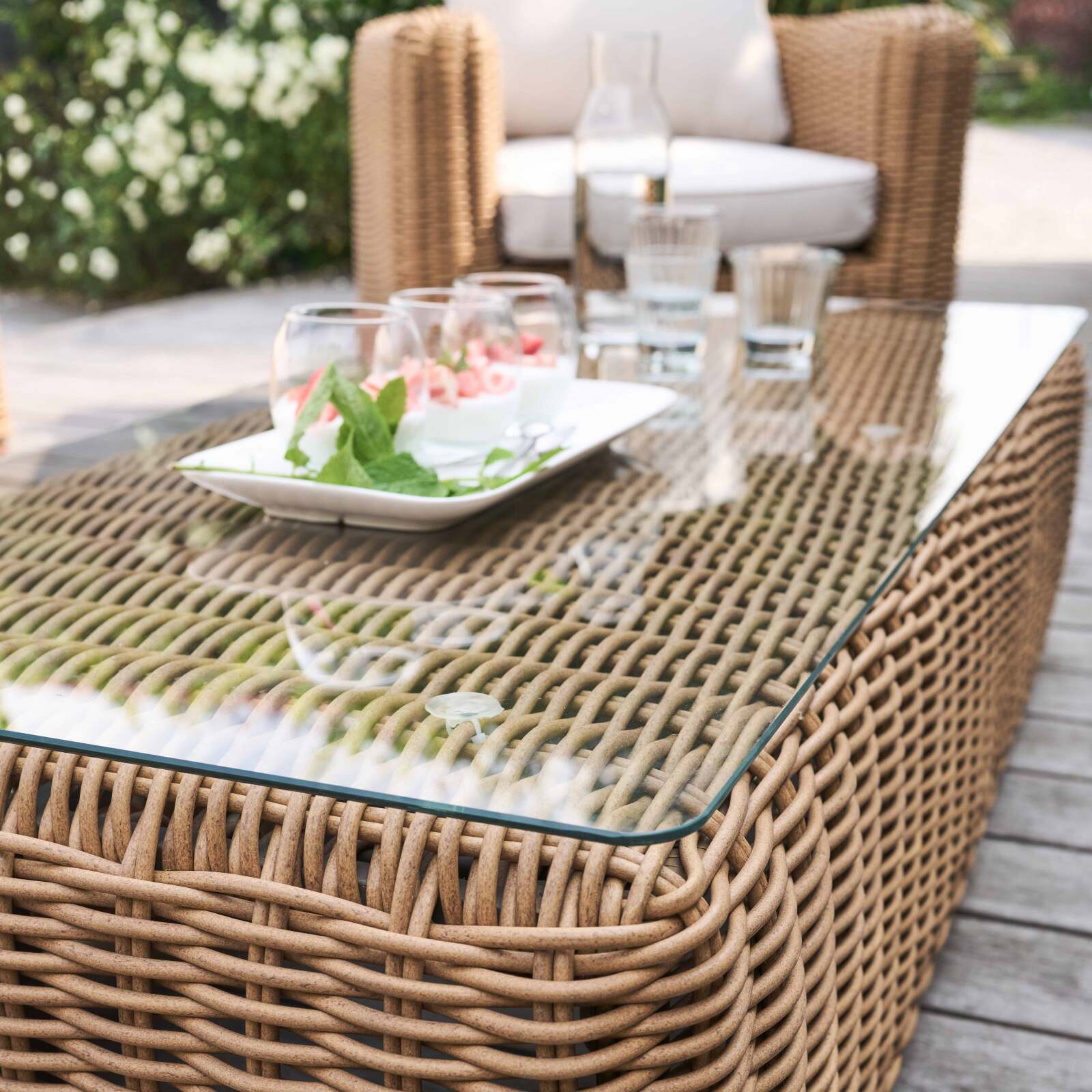 Salon de jardin bas 4 places en résine tressée