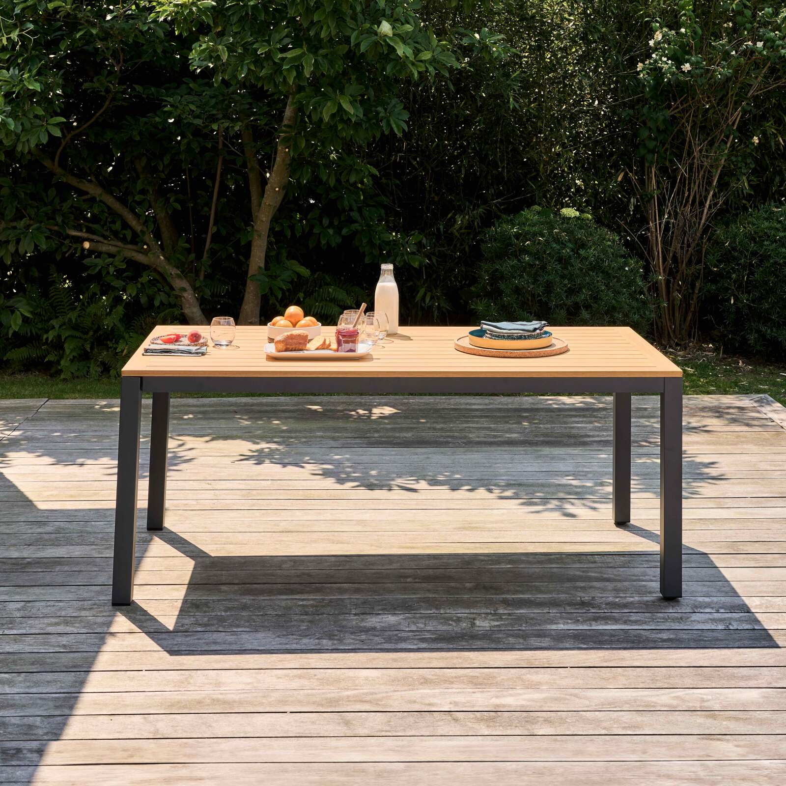 Table de jardin extensible rectangulaire (180/240 x 89 x 74 cm) en aluminium et bois d'eucalyptus FSC®
