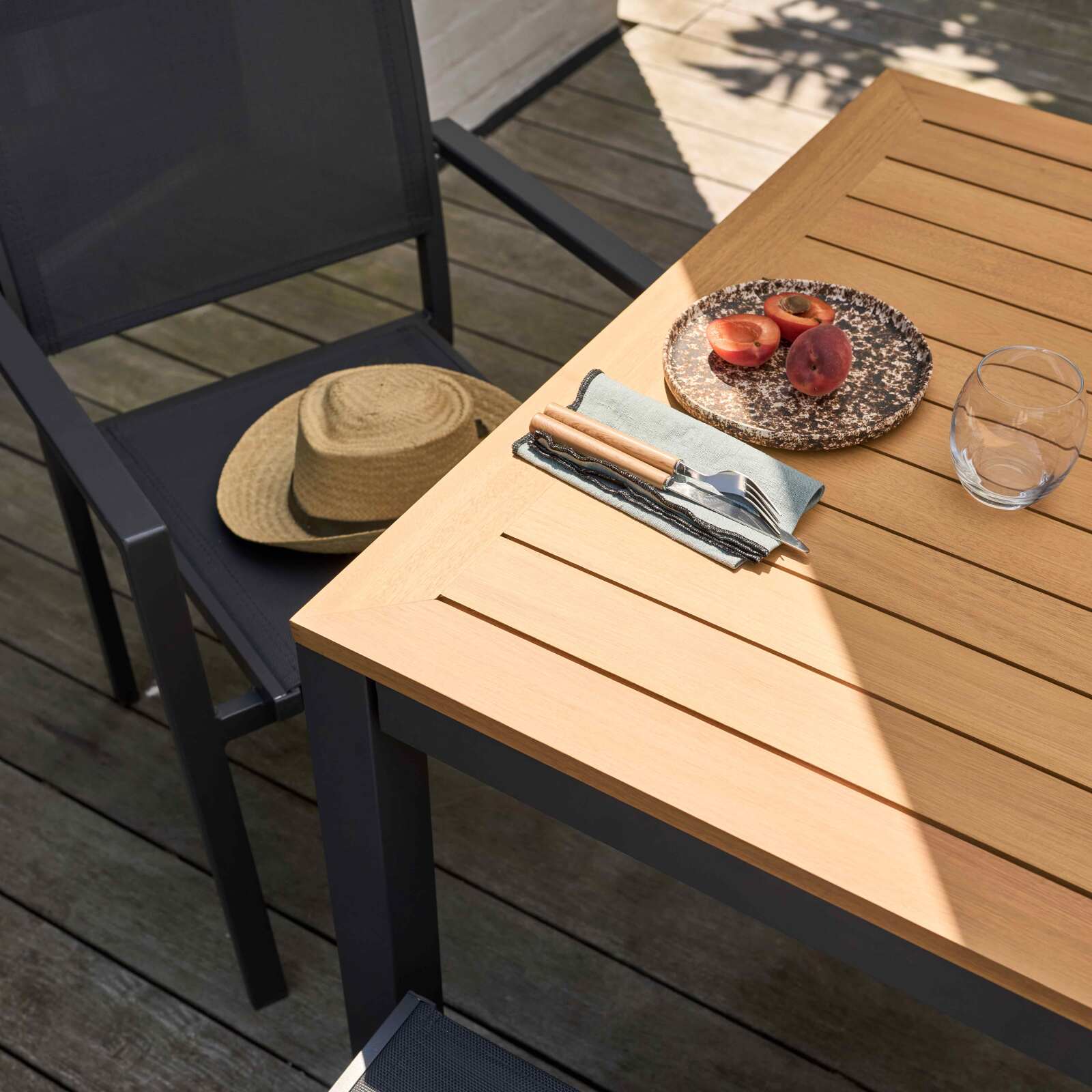 Table de jardin extensible rectangulaire (180/240 x 89 x 74 cm) en aluminium et bois d'eucalyptus FSC®