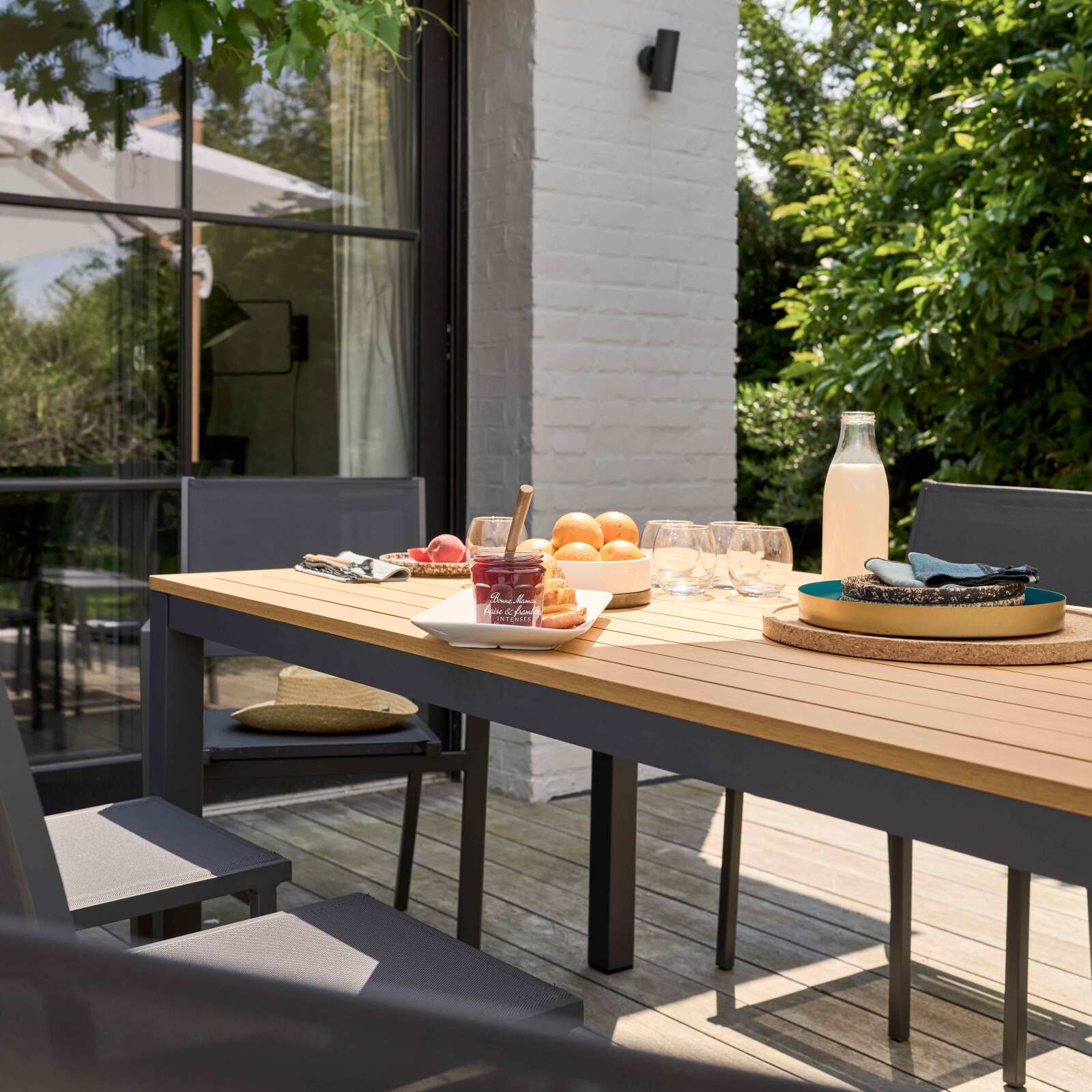 Table de jardin extensible rectangulaire en aluminium et bois d'eucalyptus FSC® avec 8 chaises et 2 chaises avec accoudoirs