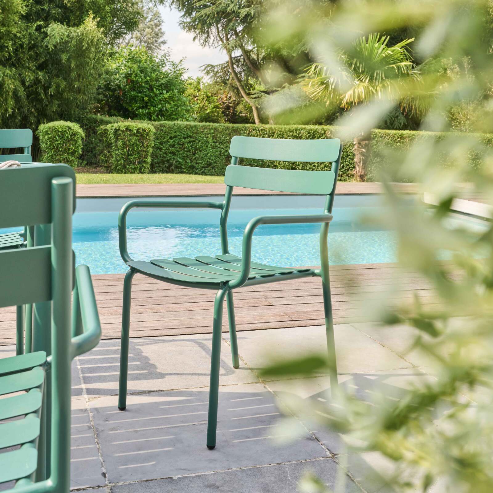 Table de terrasse rectangulaire 185 x 92 cm et 8 chaises avec accoudoirs en aluminium