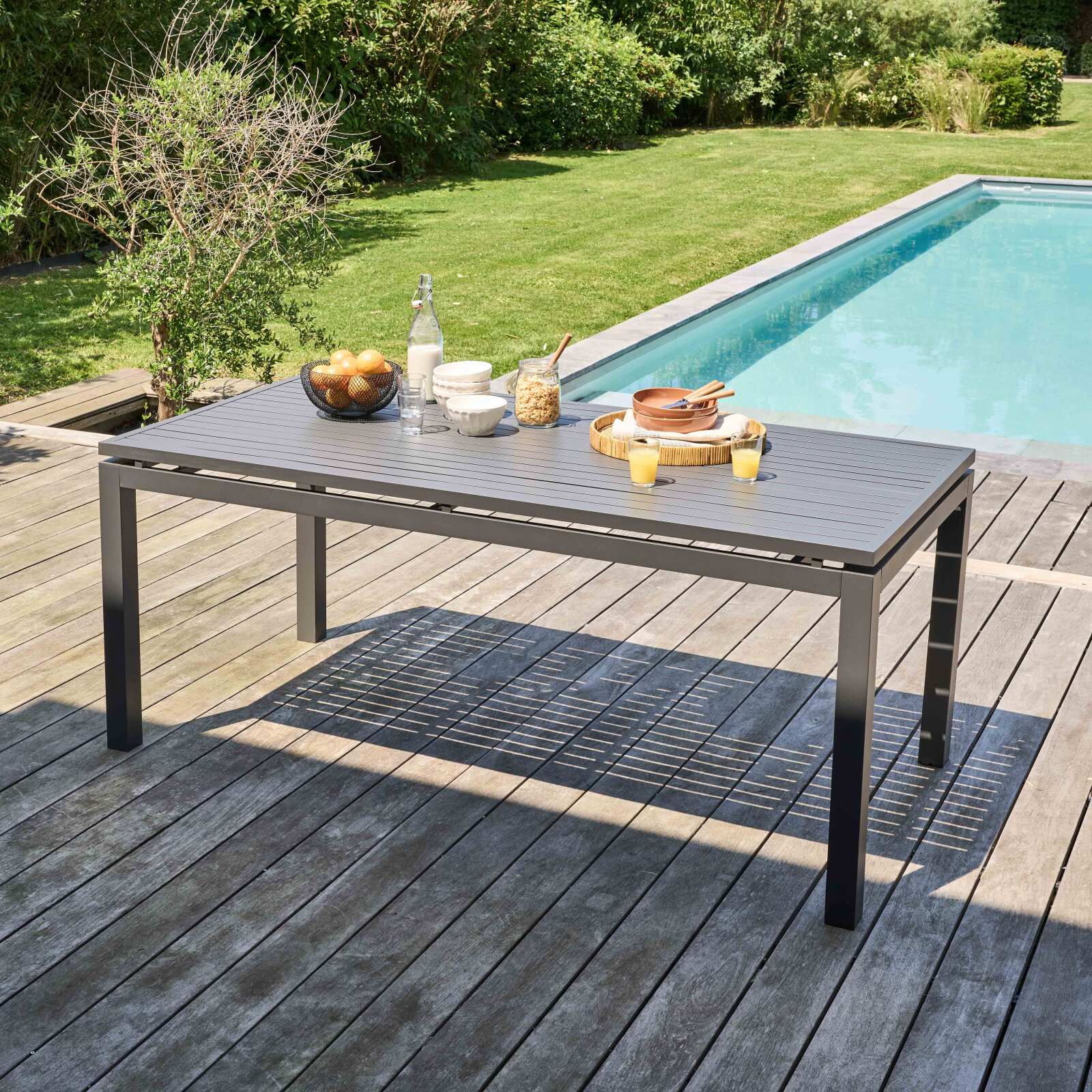 Table de jardin extensible rectangulaire en aluminium avec 6 chaises et 2 chaises avec accoudoirs Table de jardin extensible rectangulaire en aluminium avec 6 chaises et 2 chaises avec accoudoirs