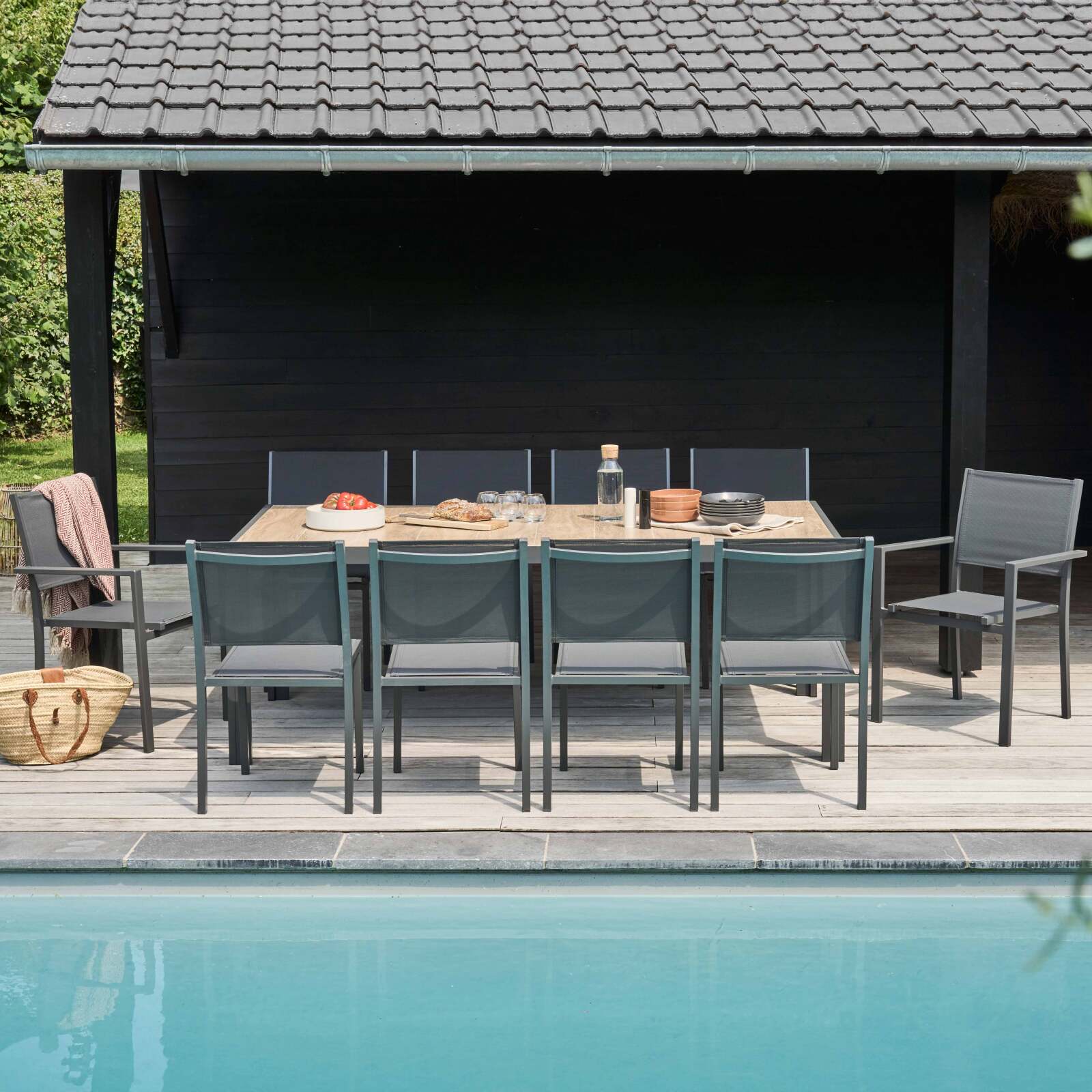 Table de jardin rectangulaire plateau en céramique effet bois avec 8 chaises et 2 chaises avec accoudoirs Table de jardin rectangulaire plateau en céramique effet bois avec 8 chaises et 2 chaises avec accoudoirs