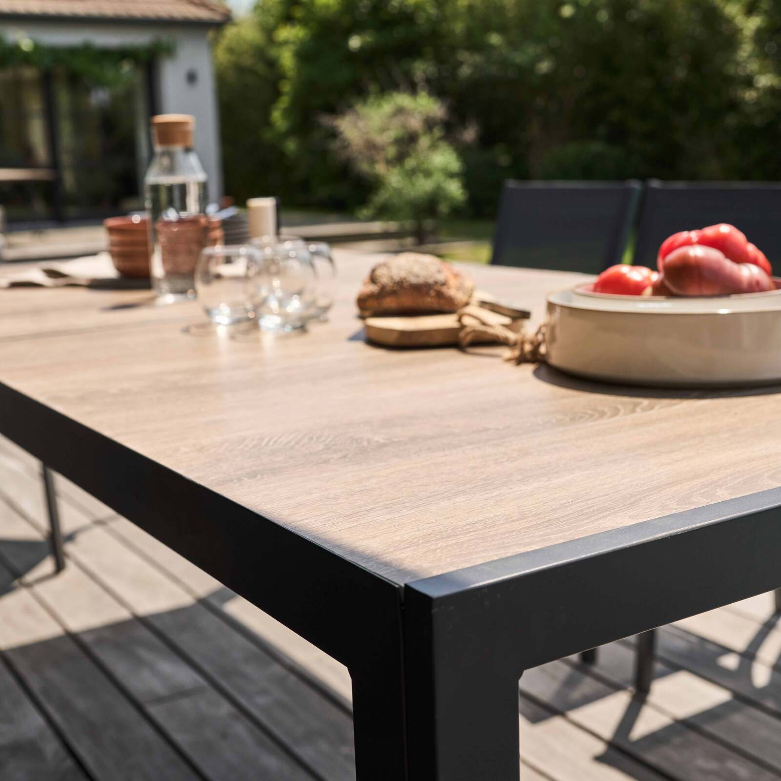 Table de jardin rectangulaire plateau en céramique effet bois avec 8 chaises et 2 chaises avec accoudoirs Table de jardin rectangulaire plateau en céramique effet bois avec 8 chaises et 2 chaises avec accoudoirs