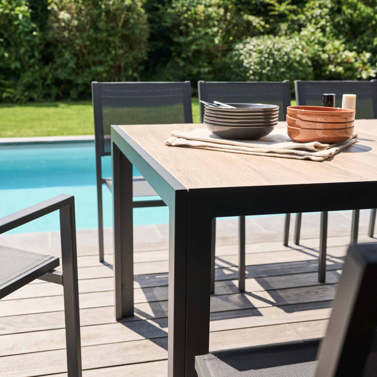 Table de jardin rectangulaire plateau en céramique effet bois avec 8 chaises et 2 chaises avec accoudoirs Table de jardin rectangulaire plateau en céramique effet bois avec 8 chaises et 2 chaises avec accoudoirs