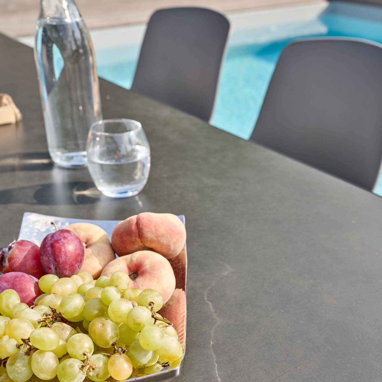 Table de jardin esprit scandinave en aluminium et pierre frittée - (180 x 90 x 75)