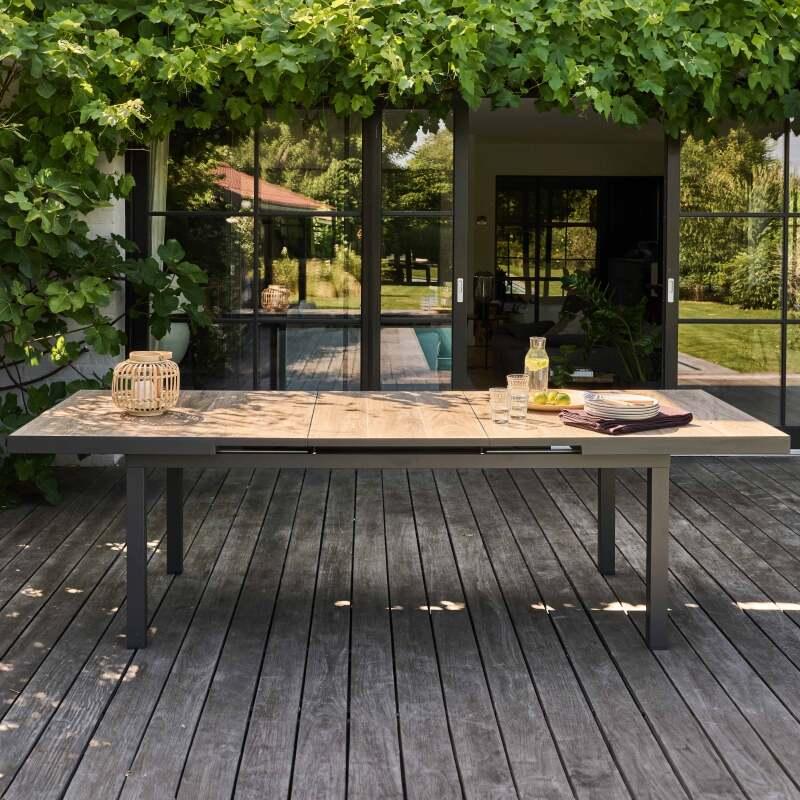 Table de jardin extensible rectangulaire avec plateau en céramique effet bois, 8 chaises et 2 chaises avec accoudoirs