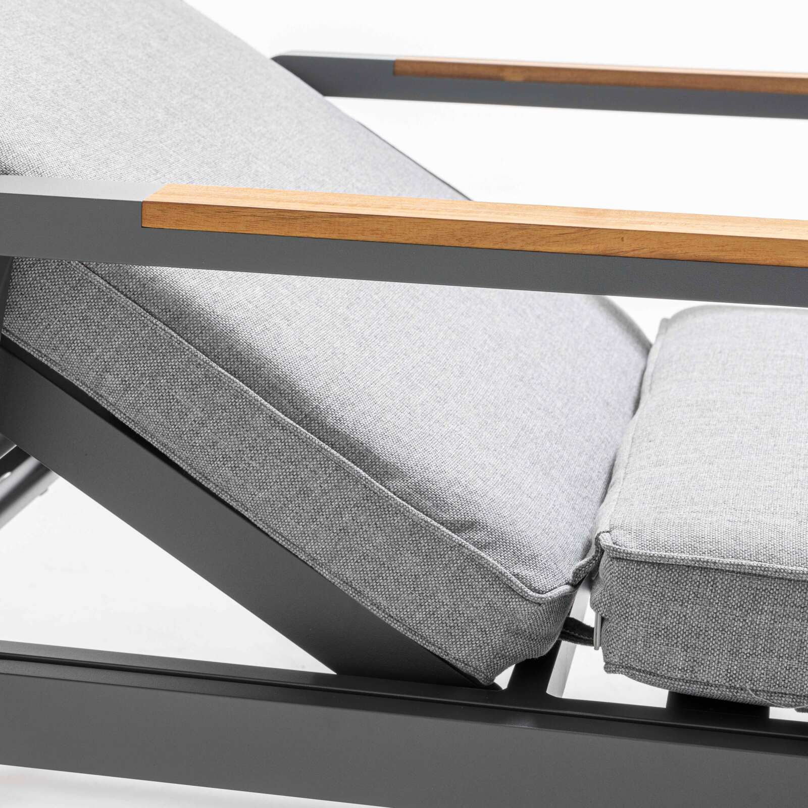 Lot de 2 bains de soleil avec tablette en aluminium et bois teck