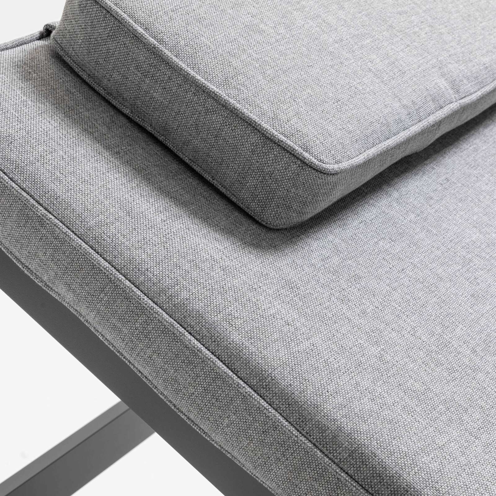 Lot de 2 bains de soleil avec tablette en aluminium et bois teck